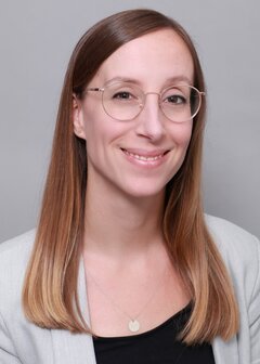 <p><strong>Marion Quitt</strong></p> <p>Sozialwirtin (B. A.), Traumap&auml;dagogin und traumazentrierte Fachberaterin (DeGPT/BAG-TP), insoweit erfahrene Fachkraft. Marion Quitt verf&uuml;gt &uuml;ber eine langj&auml;hrige Berufserfahrung in der Kinder- und Jugendhilfe in allen Bereichen der Hilfen zur Erziehung. Unter anderem koordinierte sie viele Jahre eine Inobhutnahmestelle und leitete Wohngruppen, ambulante Teams und Kriseninterventionsangebote. Seit 2017 ist sie insoweit erfahrene Fachkraft und f&uuml;hrte als solche zahlreiche Kindeswohlgef&auml;hrdungseinsch&auml;tzungen durch.<br />Seit 2018 arbeitet Marion Quitt als nebenamtliche Dozentin an der DHBW. Hauptamtlich ist sie Referentin mit Schwerpunkt inklusive Kinder- und Jugendhilfe sowie zust&auml;ndig f&uuml;r den Bereich Pr&auml;vention der Fachstelle gegen sexualisierte Gewalt im Diakonischen Werk W&uuml;rttemberg.&nbsp;<br />&nbsp;</p>